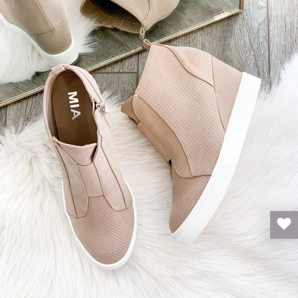 NWT Mia Christie Wedge Sneaker
